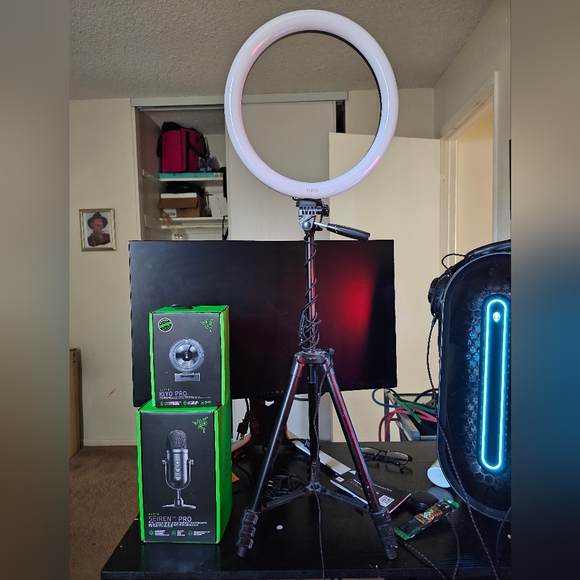 Razer Ring Light 12” USB LED Ring Light for P - Picture 3 of 3